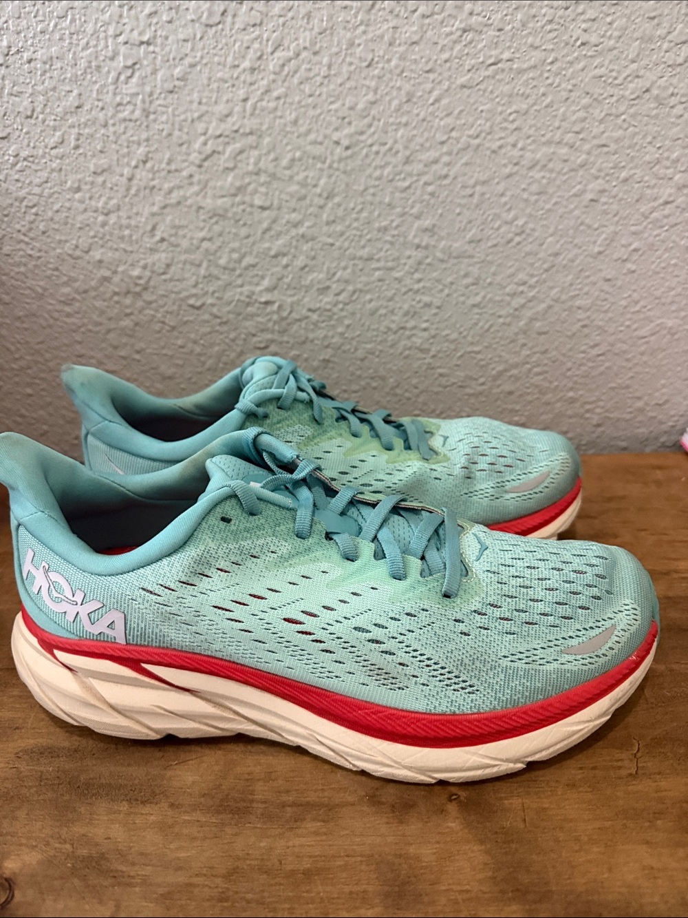 Hoka Clifton 8 Women's Aqua Running Shoes with Pink Midsole Stripe size 10